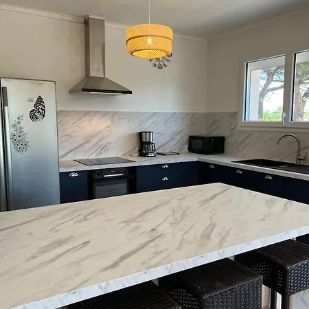 Dans Maison Au 1er Etage Avec Terrasse Jardin Ombrage Et Parking Securise