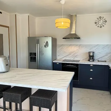 Dans Maison Au 1er Etage Avec Terrasse Jardin Ombrage Et Parking Securise Lejlighed *