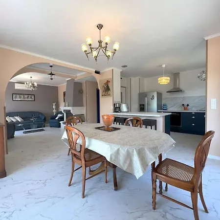 Dans Maison Au 1er Etage Avec Terrasse Jardin Ombrage Et Parking Securise *