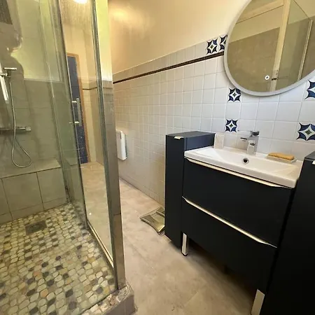 Dans Maison Au 1er Etage Avec Terrasse Jardin Ombrage Et Parking Securise
