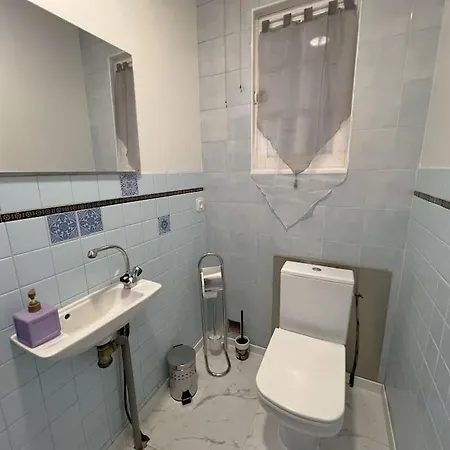 Dans Maison Au 1er Etage Avec Terrasse Jardin Ombrage Et Parking Securise