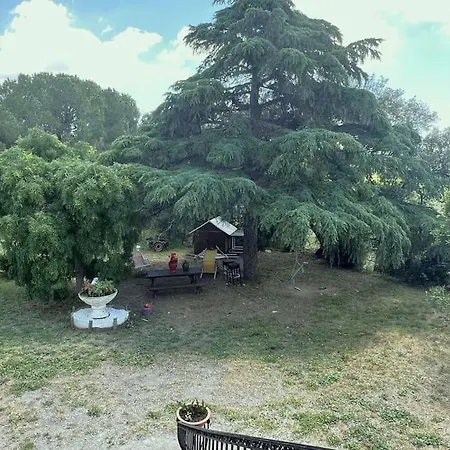 Dans Maison Au 1er Etage Avec Terrasse Jardin Ombrage Et Parking Securise Lejlighed