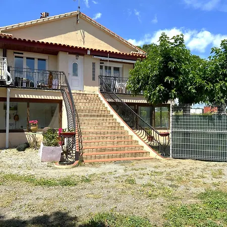 Apartment Dans Maison Au 1er Etage Avec Terrasse Jardin Ombrage Et Parking Securise